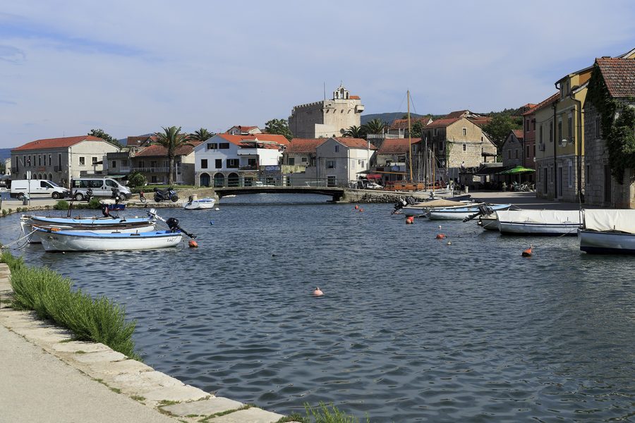 Erste Brücke in Vrboska mit der Festungskirche St. Marien im Hintergrund