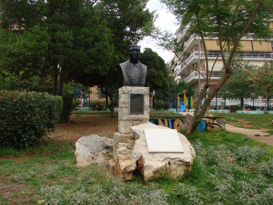 Denkmal für Dimitris Tzemos auf dem Dimitris-Tzemos-Platz in Nea Smyrni, Griechenland