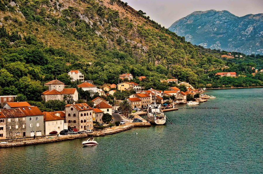 Uferpromenade und Küstenlandschaft bei Dobrota in Montenegro