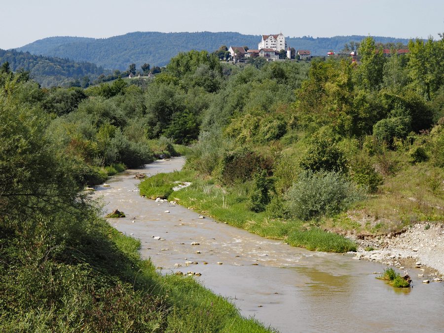 Schloss Wildegg in der Landschaft bei Möriken-Othmarsingen im Kanton Aargau