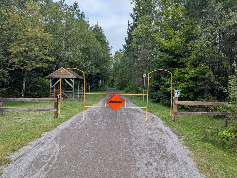 Blick auf die Vélopiste Jacques-Cartier/Portneuf im Wald.