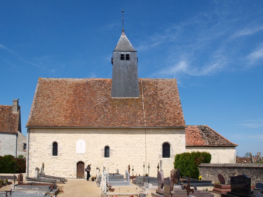 Außenansicht der Kirche von Mormant-sur-Vernisson im Département Loiret