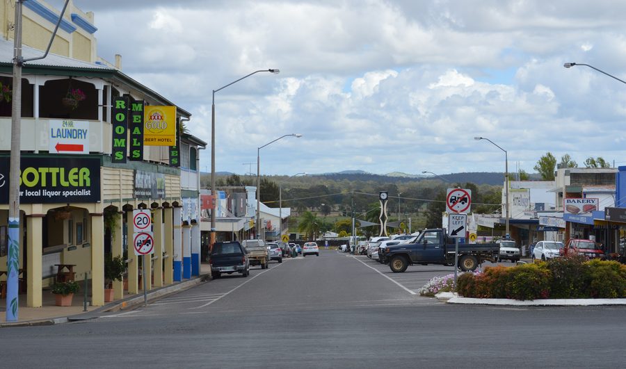 Newton Street, die Hauptstraße von Monto in Queensland