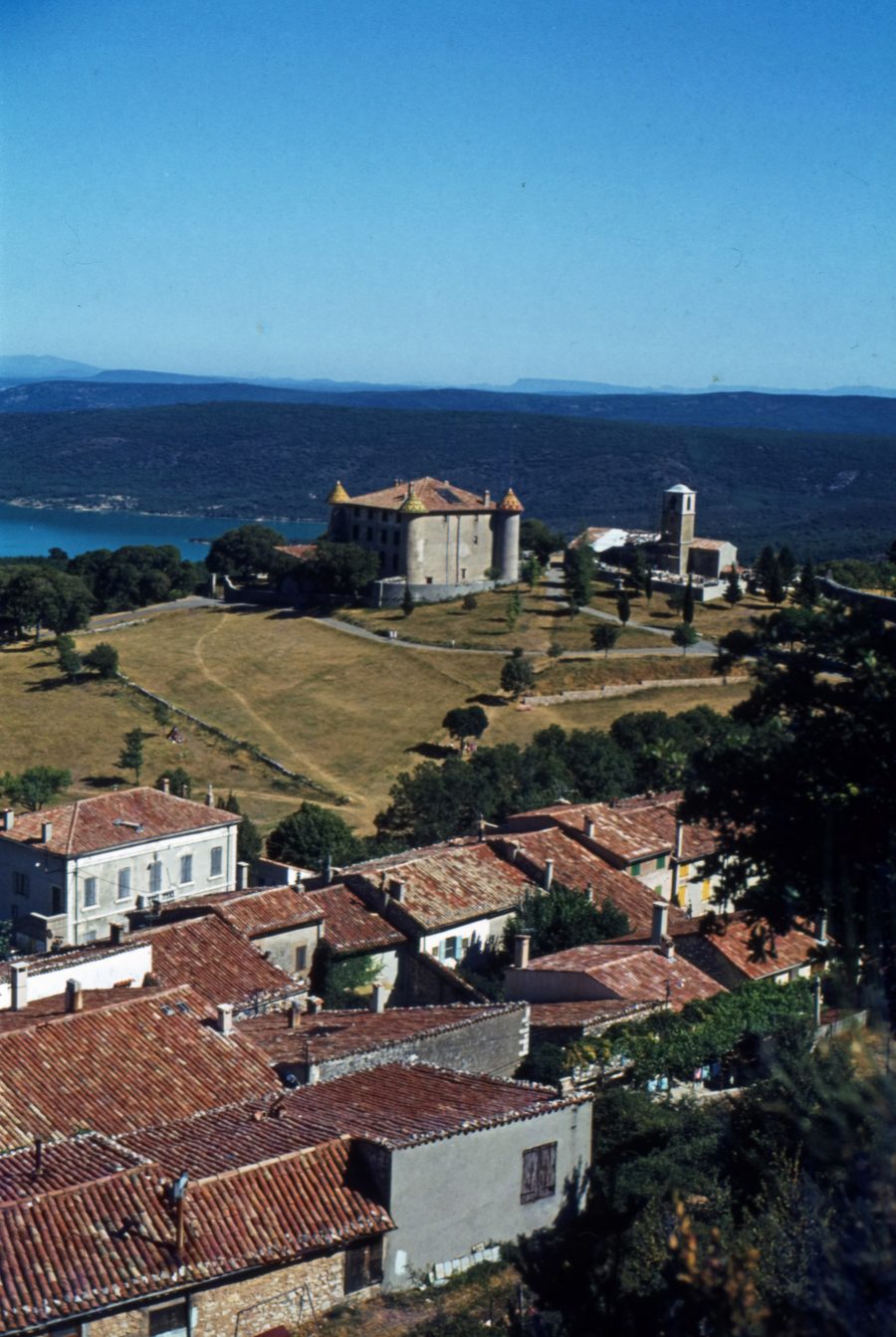 Château d’Aiguines am Lac de Sainte-Croix im Naturpark Verdon