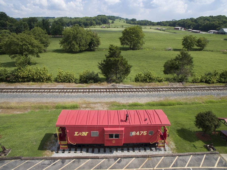 Luftaufnahme des Caboose und Preservation Park in Thompson's Station, Tennessee