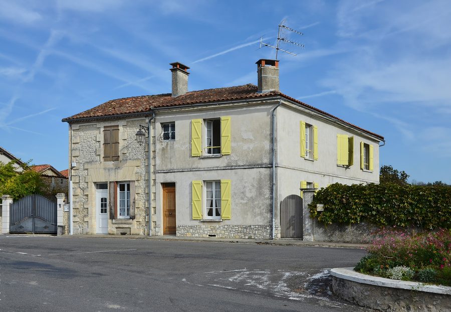 Traditionelles Dorfhaus an der Straße D 24 in Salles-Lavalette im Département Charente
