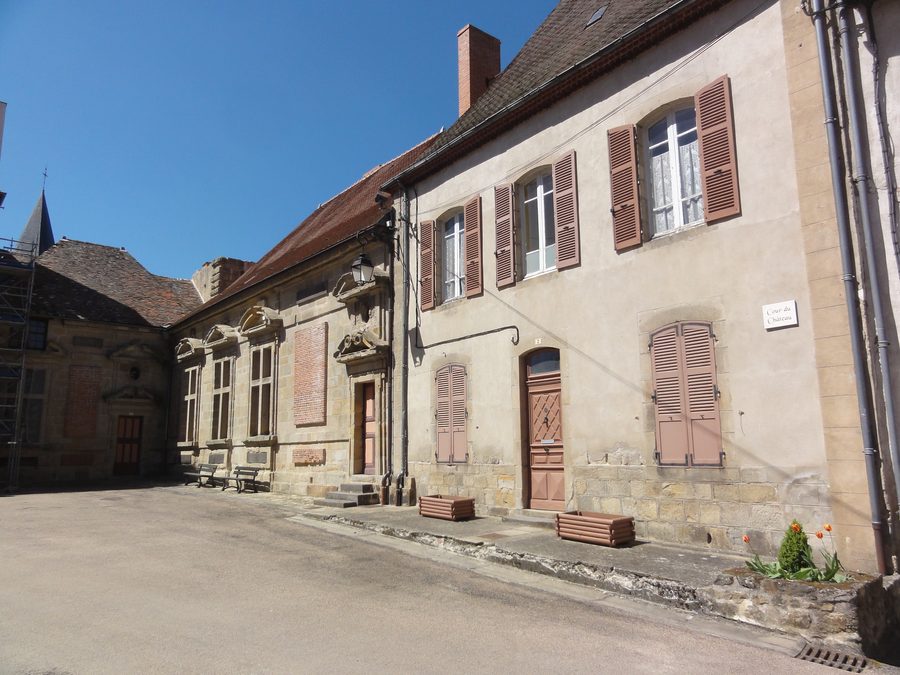 Cour du château de Pionsat dans le Puy-de-Dôme