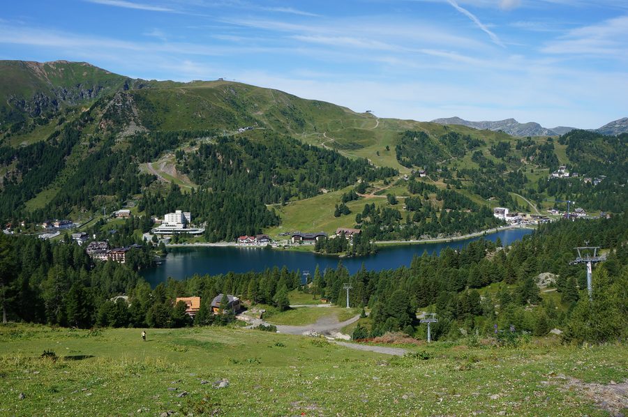 Turracher See in den Nockbergen mit alpiner Berglandschaft