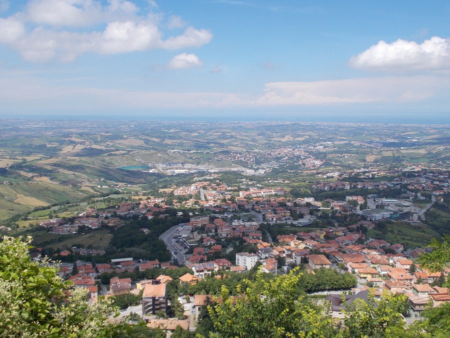 San Marino – kilátás északkelet felé, az előtérben Borgo Maggiore, a háttérben Serravalle és Rimini