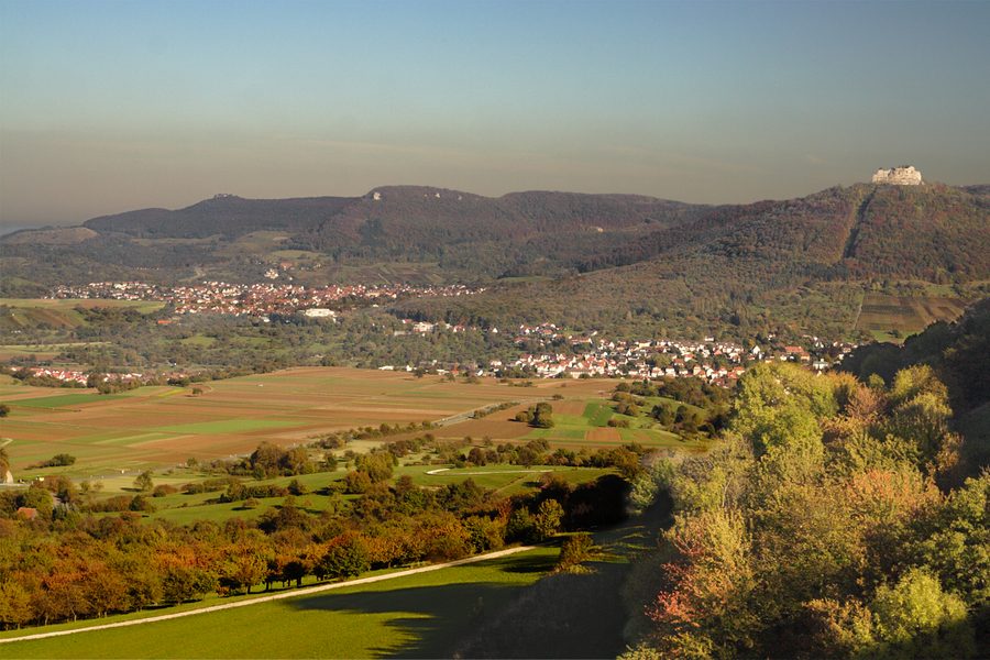 Blick über den Albtrauf mit der Burg Hohenneuffen
