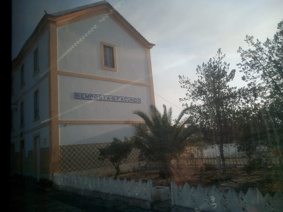 Historisches Bahnhofsgebäude der Station Bemposta-São Facundo in Portugal