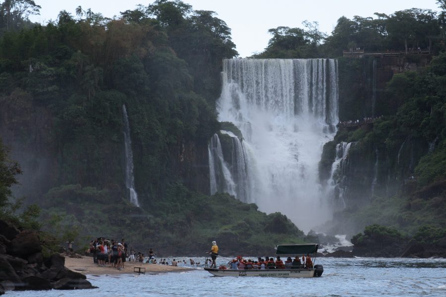 Breiter Wasserfall der Iguazú-Wasserfälle in dicht bewaldeter Landschaft