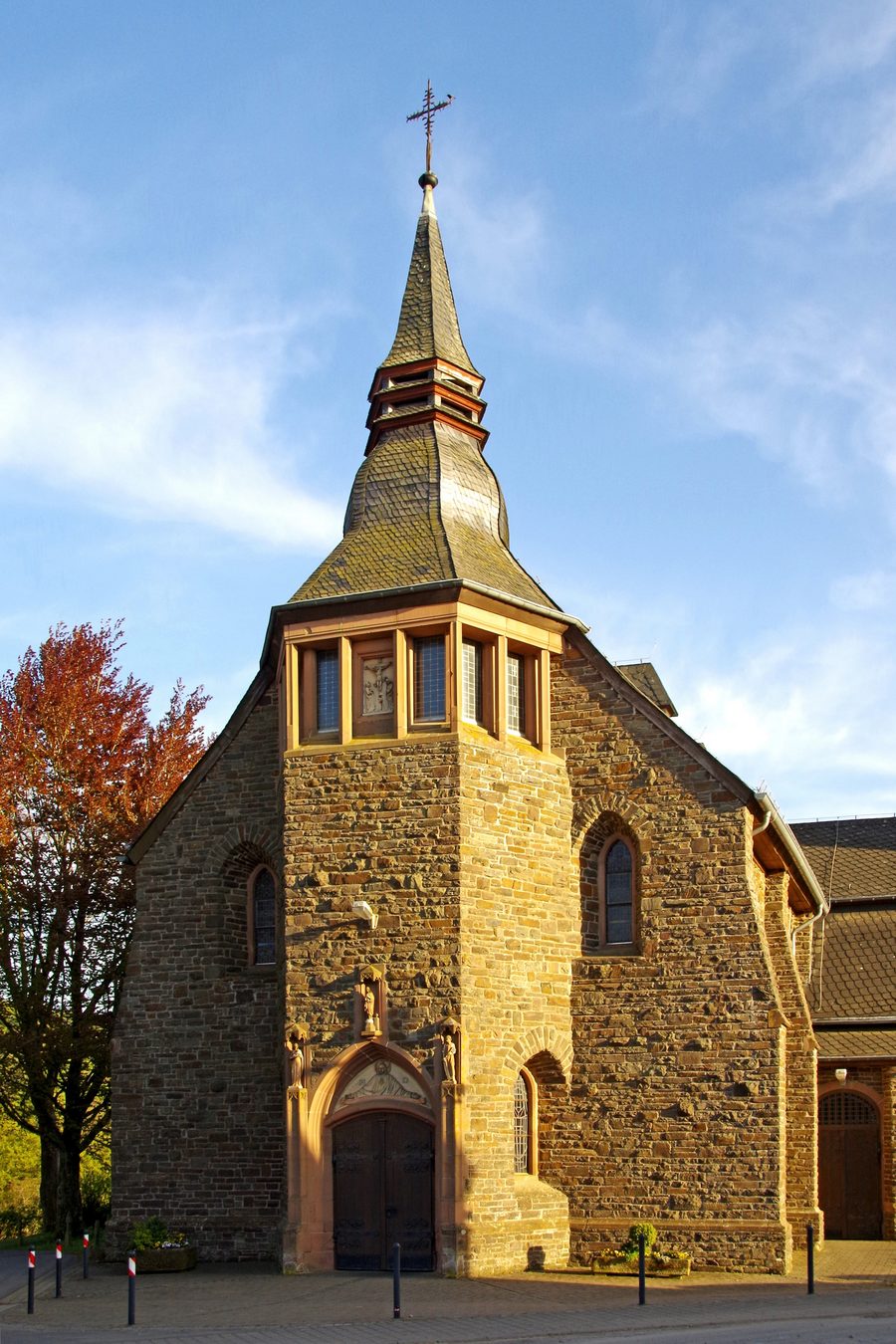Nordturm mit Portal der Kirche St. Maria Magdalena in Arzfeld