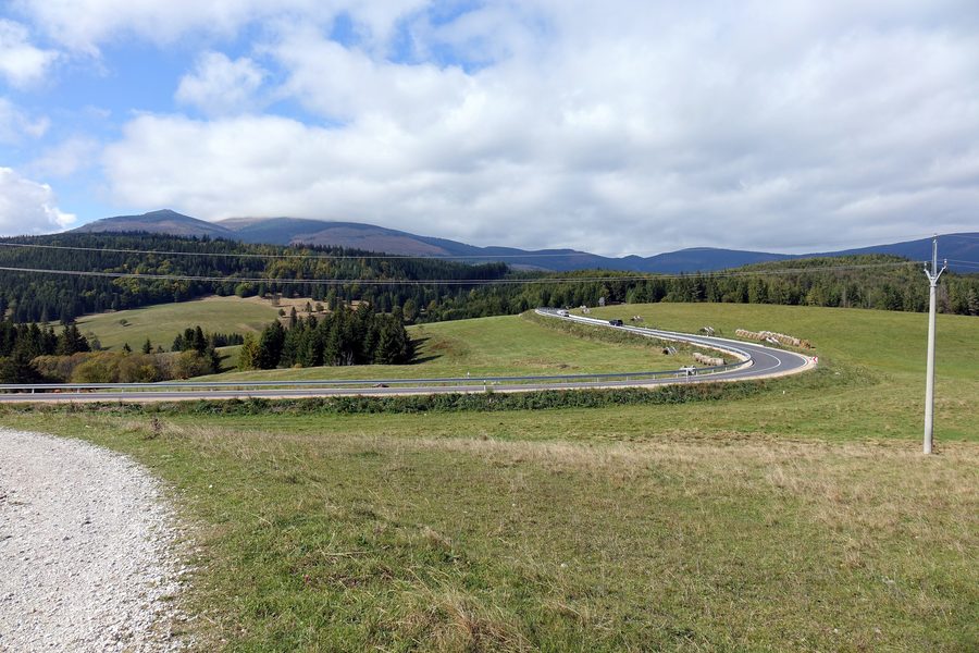 Landschaft bei Telgárt im Horehronie mit dem Berg Kráľova hoľa im Hintergrund