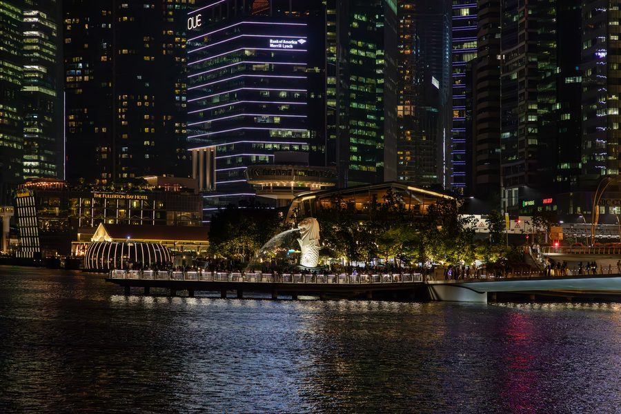 Die Merlion-Statue in Singapur vor der Skyline.