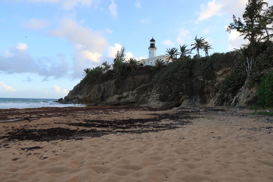 Historischer Leuchtturm Punta Tuna an der Küste von Maunabo, Puerto Rico