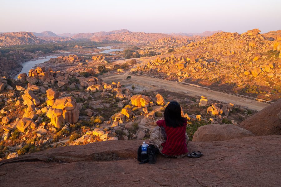 Historische Granitfelsenlandschaft von Hampi bei Sonnenuntergang, gesehen vom Matanga Hill