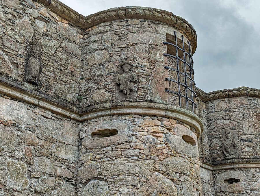 Außenansicht von Tolquhon Castle in der Landschaft von Aberdeenshire