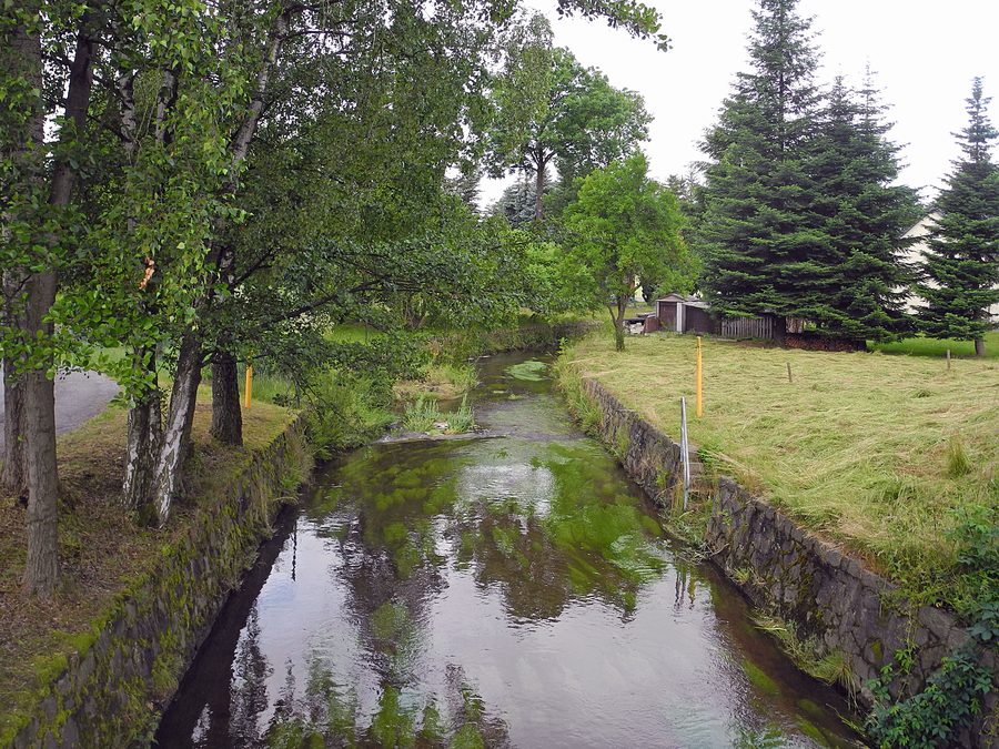 Die Wesenitz in Putzkau an der Mühlenstraße