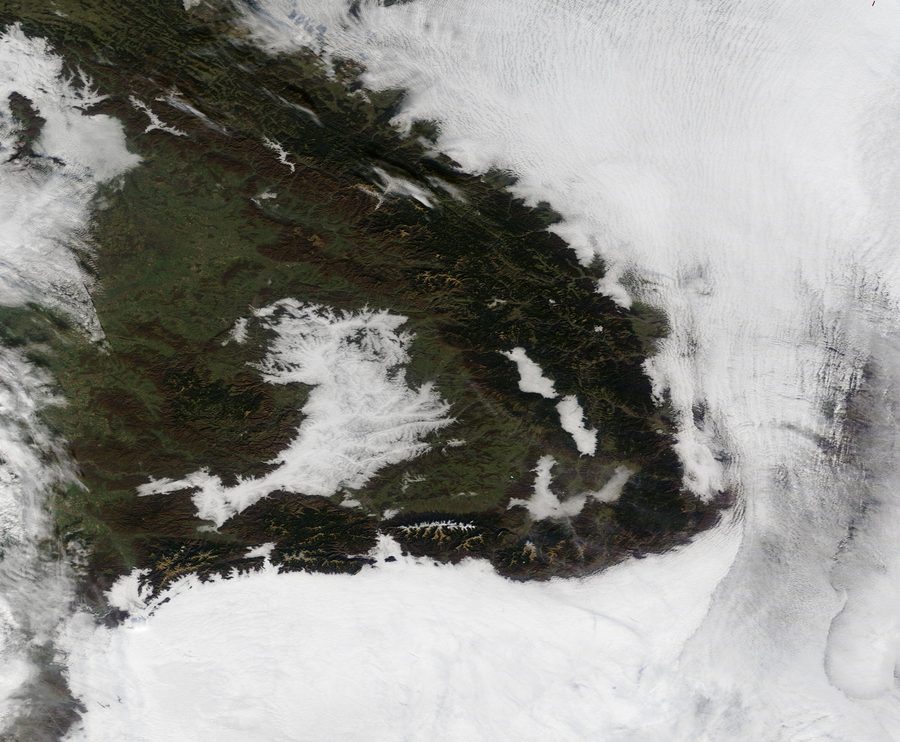 Satellitenbild der Karpaten, umgeben von Nebel und Wolken.