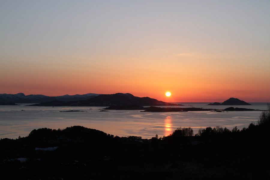 Kvamsøy sett frå Larsnes med kystlandskap i kveldslys