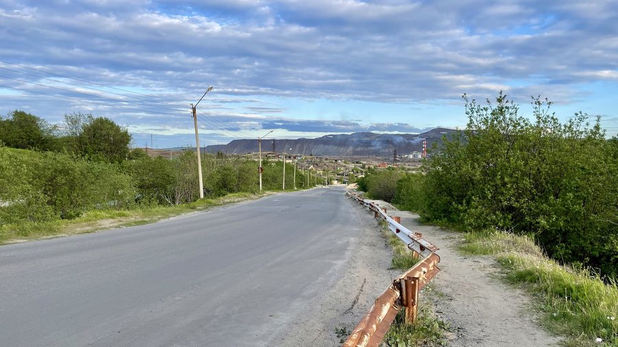 Улица Юбилейная в городе Заполярный в сторону промплощадки