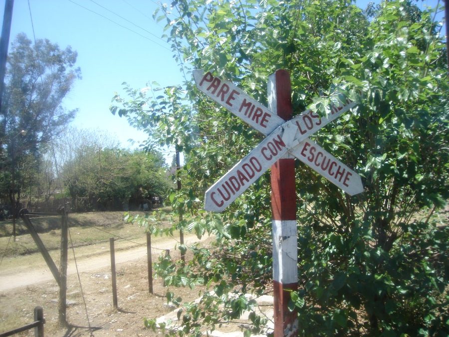 Bahnübergang in Perico mit einem Warnschild vor Zügen