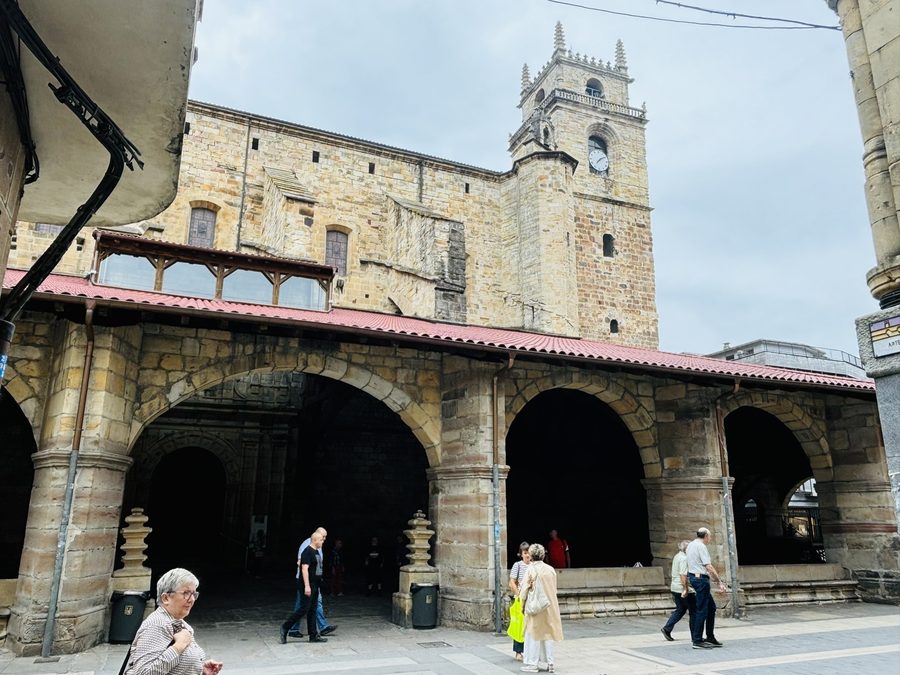 Südliche Fassade der Santa-María-Basilika in Uribarri in Durango