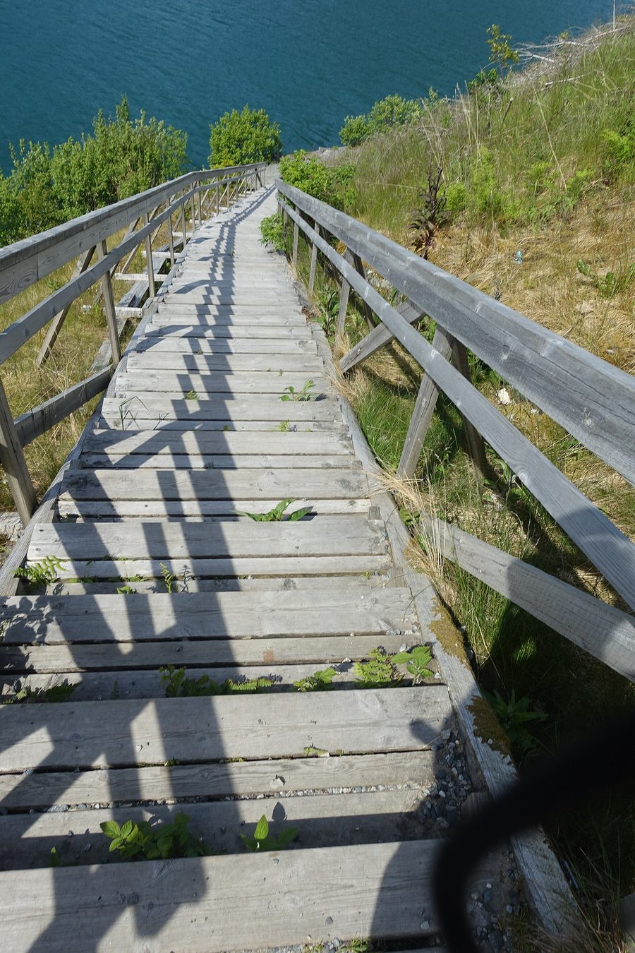 Holztreppe am Langfossen hinunter zum Åkrafjord vor steiler Berglandschaft
