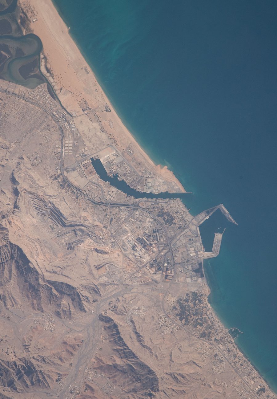 Luftaufnahme der Küste von Ras Al Khaimah am Arabischen Golf mit Bergkamm im Hintergrund