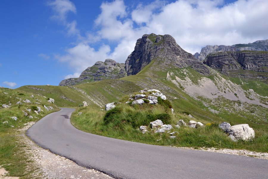 Durmitor-Gebirge in Montenegro mit der Straße P-14 und Uvita Greda