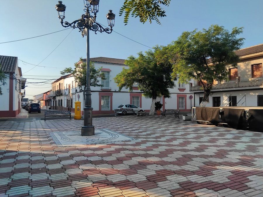 File:Plaza Real, Ochavillo del Río.jpg