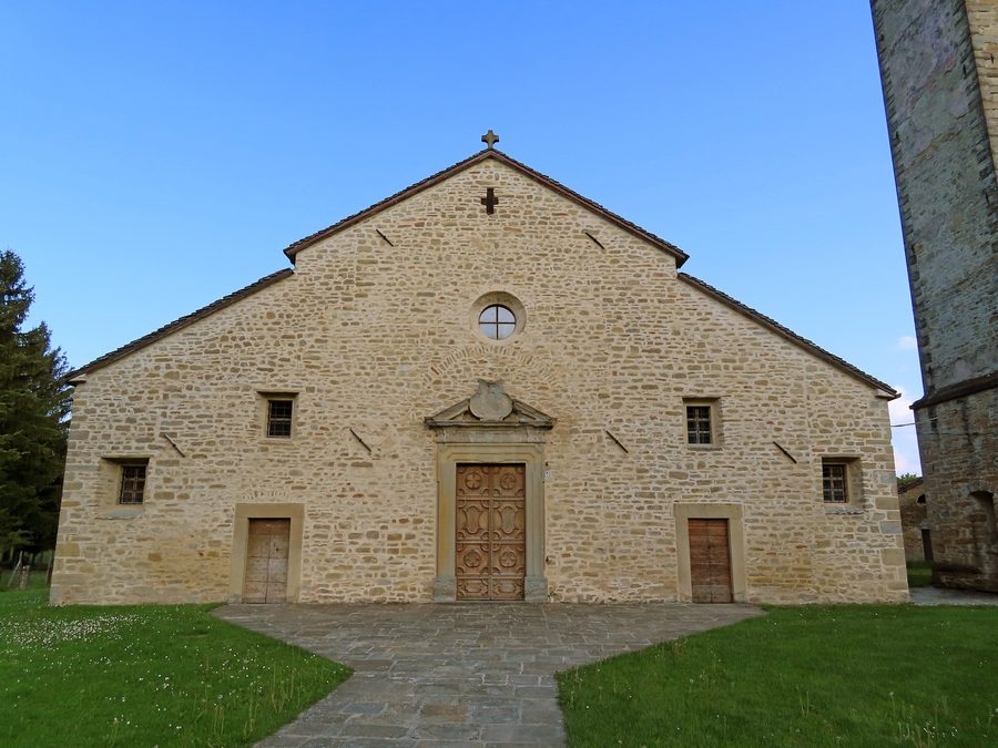 Facciata della Pieve dei Santi Ippolito e Cassiano a Scurano