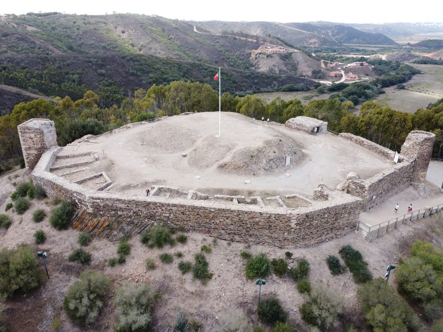Luftaufnahme der Burg von Aljezur in der Algarve mit dem Ort im Hintergrund