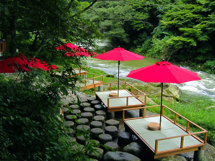 Kakusenkei-Schlucht bei Yamanaka Onsen mit Flussbett und bewaldeten Hängen