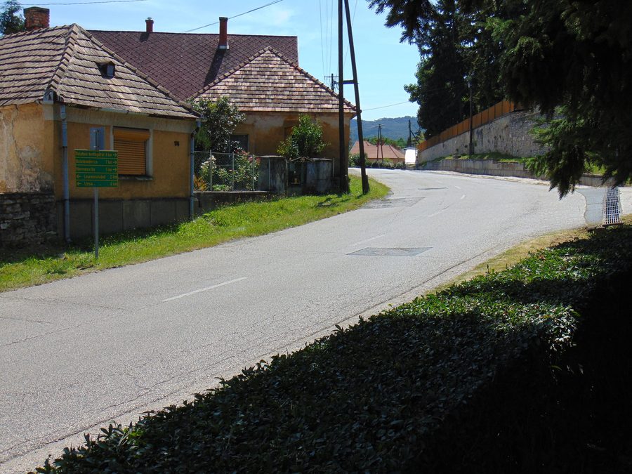 Die Straße 7342 in Lesencetomaj mit Blick in Richtung Várvölgy