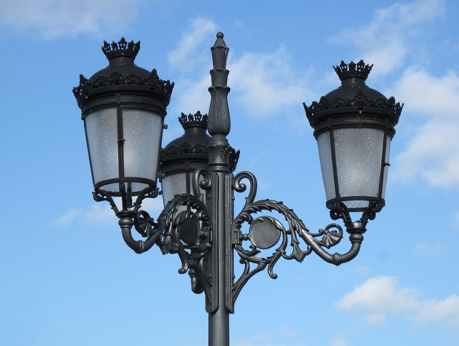 File:Farola. Ordes. Tanatorio.jpg