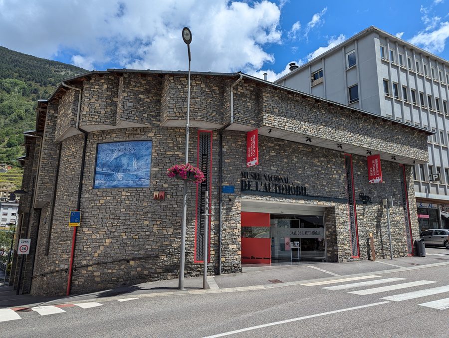 Außenansicht des Nationalen Automobilmuseums in Encamp