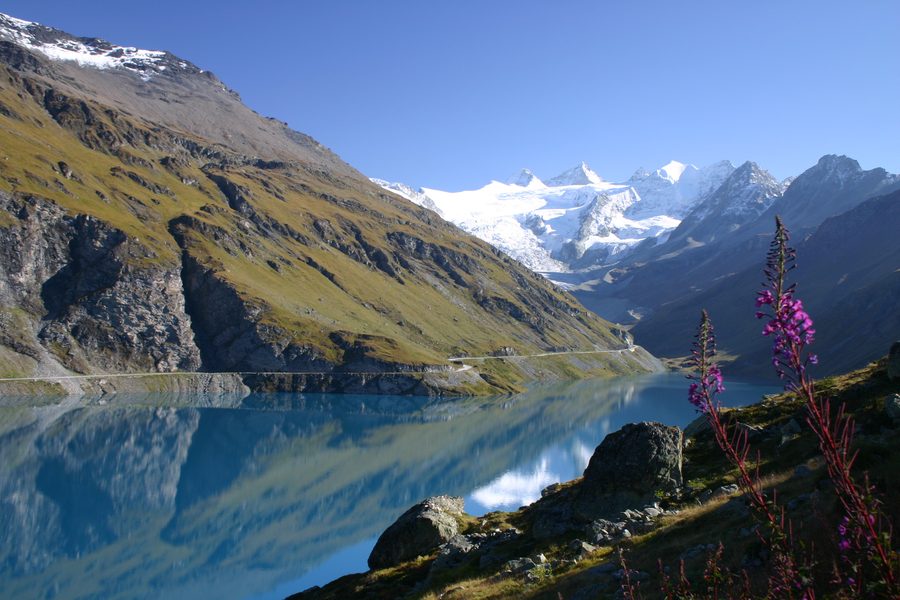 Türkisblauer Lac de Moiry mit Berglandschaft und Moiry-Gletscher im Hintergrund