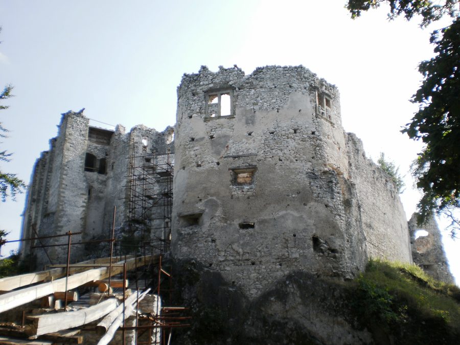 Burgruine Uhrovec auf einem bewaldeten Hügel