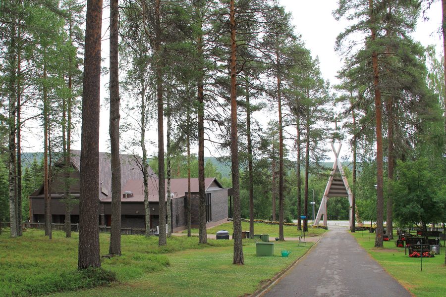 Friedhof von Sinettä in Rovaniemi mit Kapelle und Eingangsglockenturm