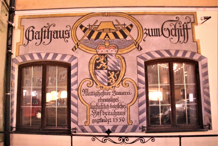 Gasthaus zum Schiff am Stadtplatz von Braunau am Inn