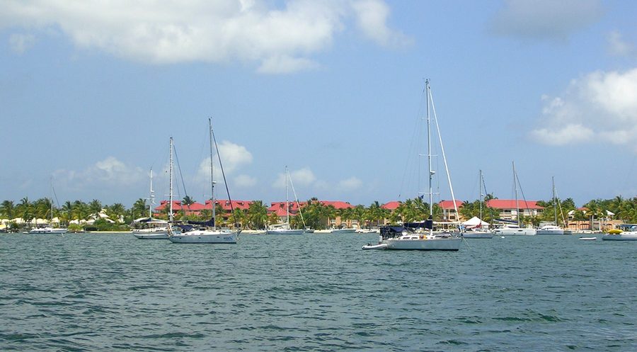 Häuser und Segelboote an der Küste von Sint Maarten