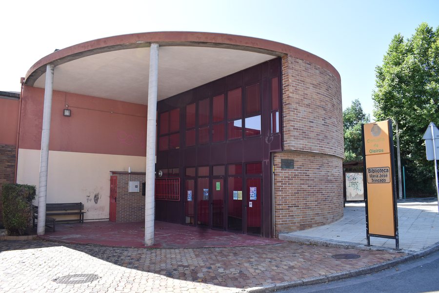 File:Biblioteca pública municipal María José Trincado de Mera, Oleiros 01.jpg