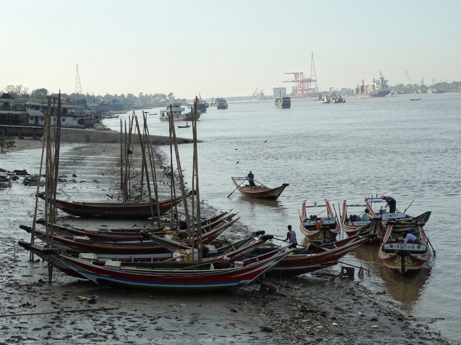 Flusslandschaft des Ayeyarwady im Delta bei Dalah in Myanmar