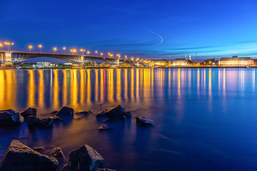 Blick über den Rhein auf Mainz mit der Theodor-Heuss-Brücke