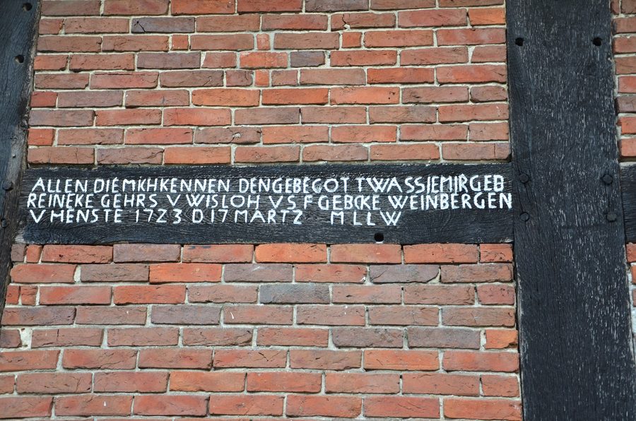Balkeninschrift an einer historischen Scheune im Scheunenviertel von Bassum-Neubruchhausen