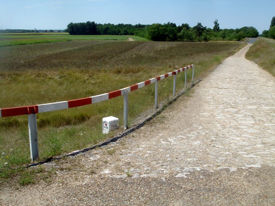 Überlaufwehr bei Jargeau im Département Loiret im Loire-Tal