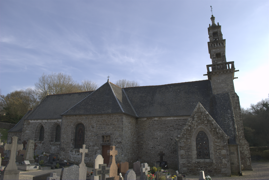 Östliche Ansicht der Kirche Saint-Iltud im Ortskern von Coadout
