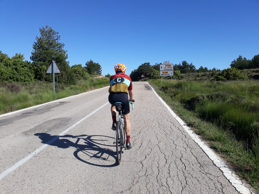 File:2020-06-13 Ciclista per la CV-345. La Iesa, Titaigües i Abejuela.jpg